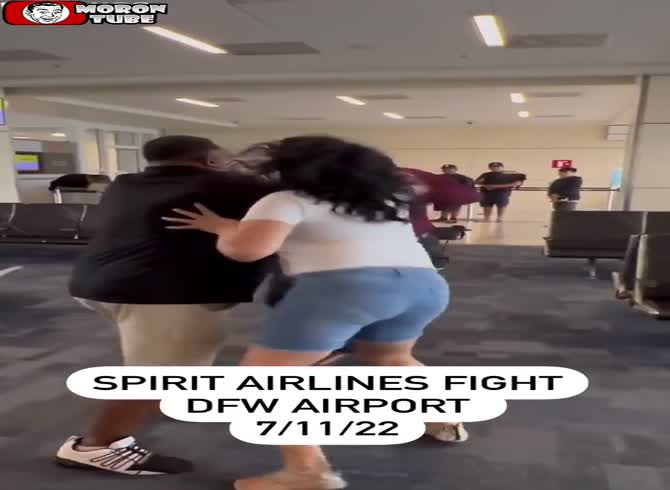 Video :When a lady strikes an airport employee, bystanders step in to calm him down